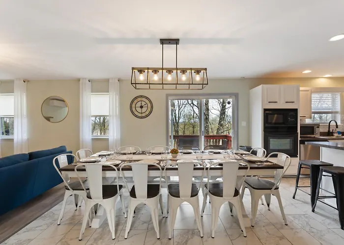 Amazing Vacation House In Poconos 8 Beds 3.5 Baths, Hot Tub Game Room