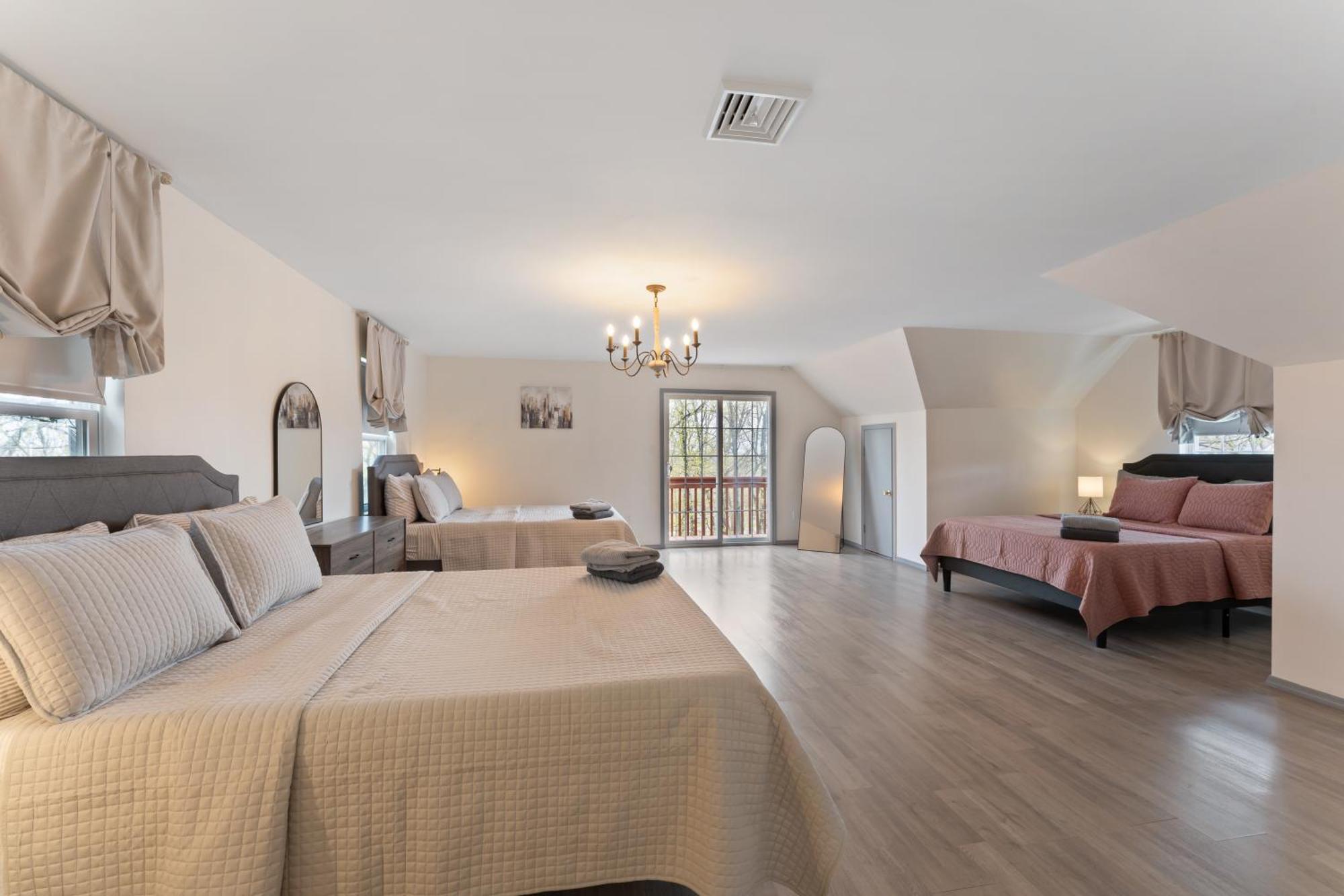 Holiday home Amazing In Poconos 8 Beds 3.5 Baths, Hot Tub Game East Stroudsburg