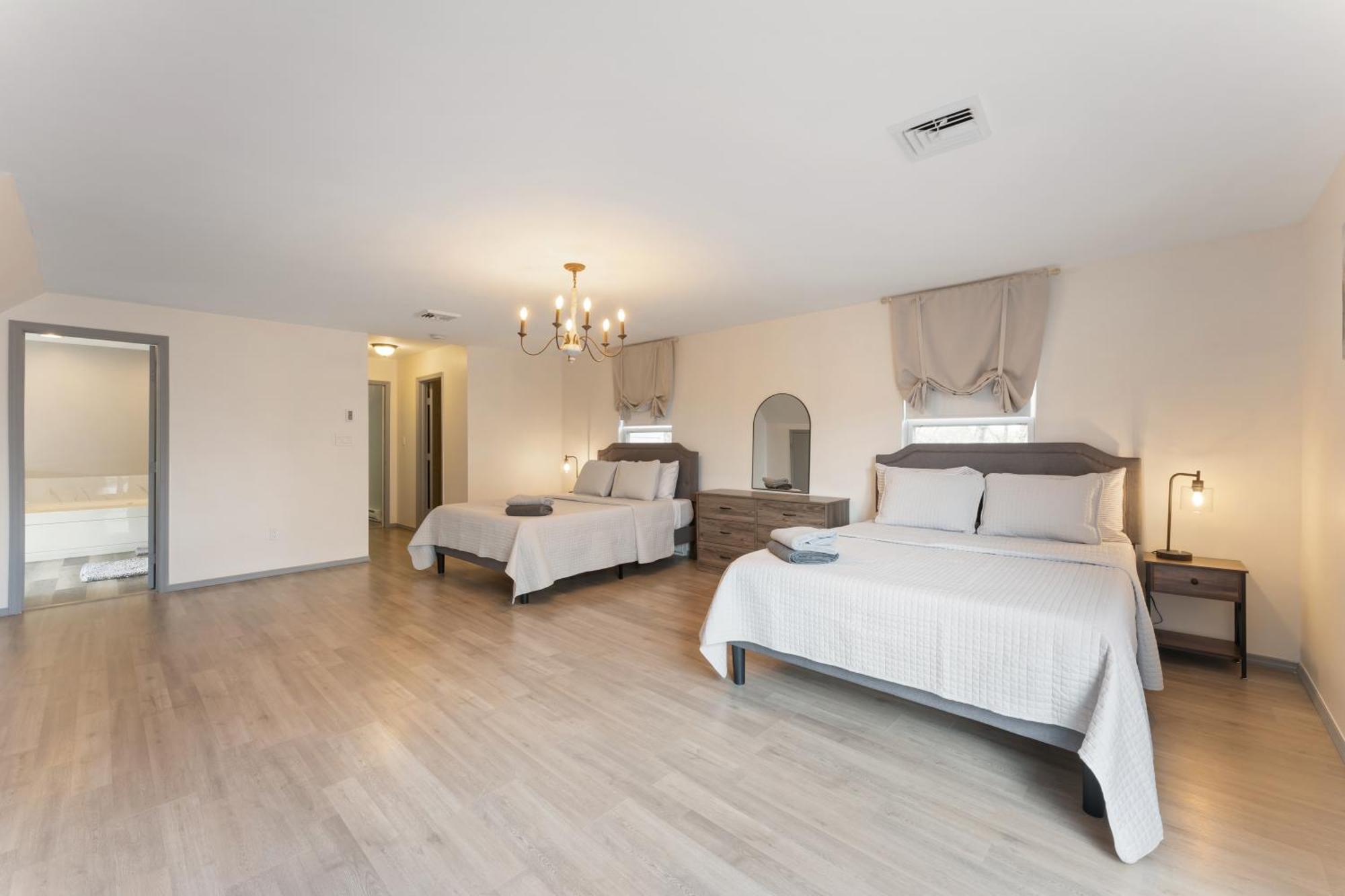Amazing In Poconos 8 Beds 3.5 Baths, Hot Tub Game Holiday home East Stroudsburg