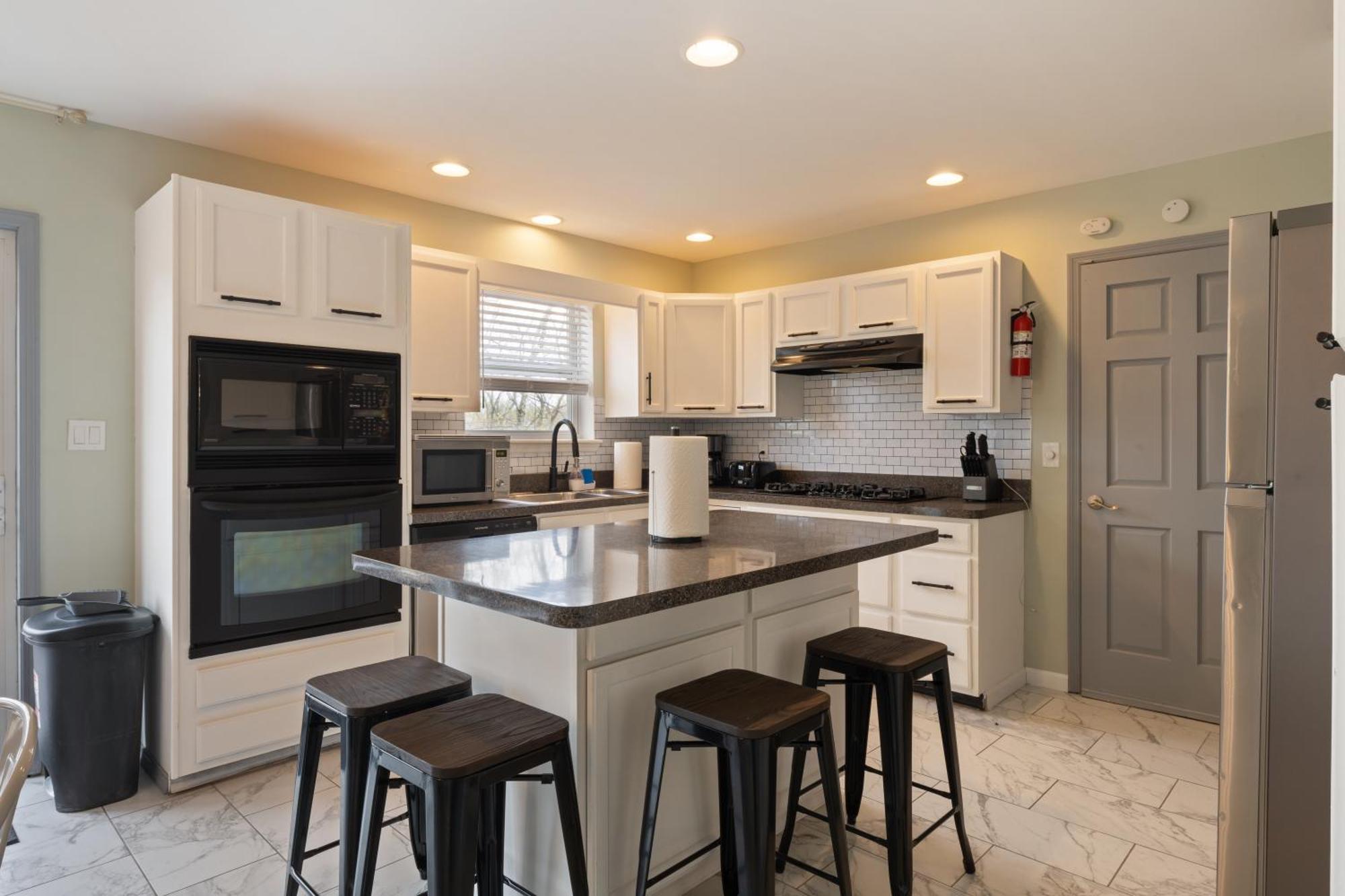 Amazing In Poconos 8 Beds 3.5 Baths, Hot Tub Game Holiday home *