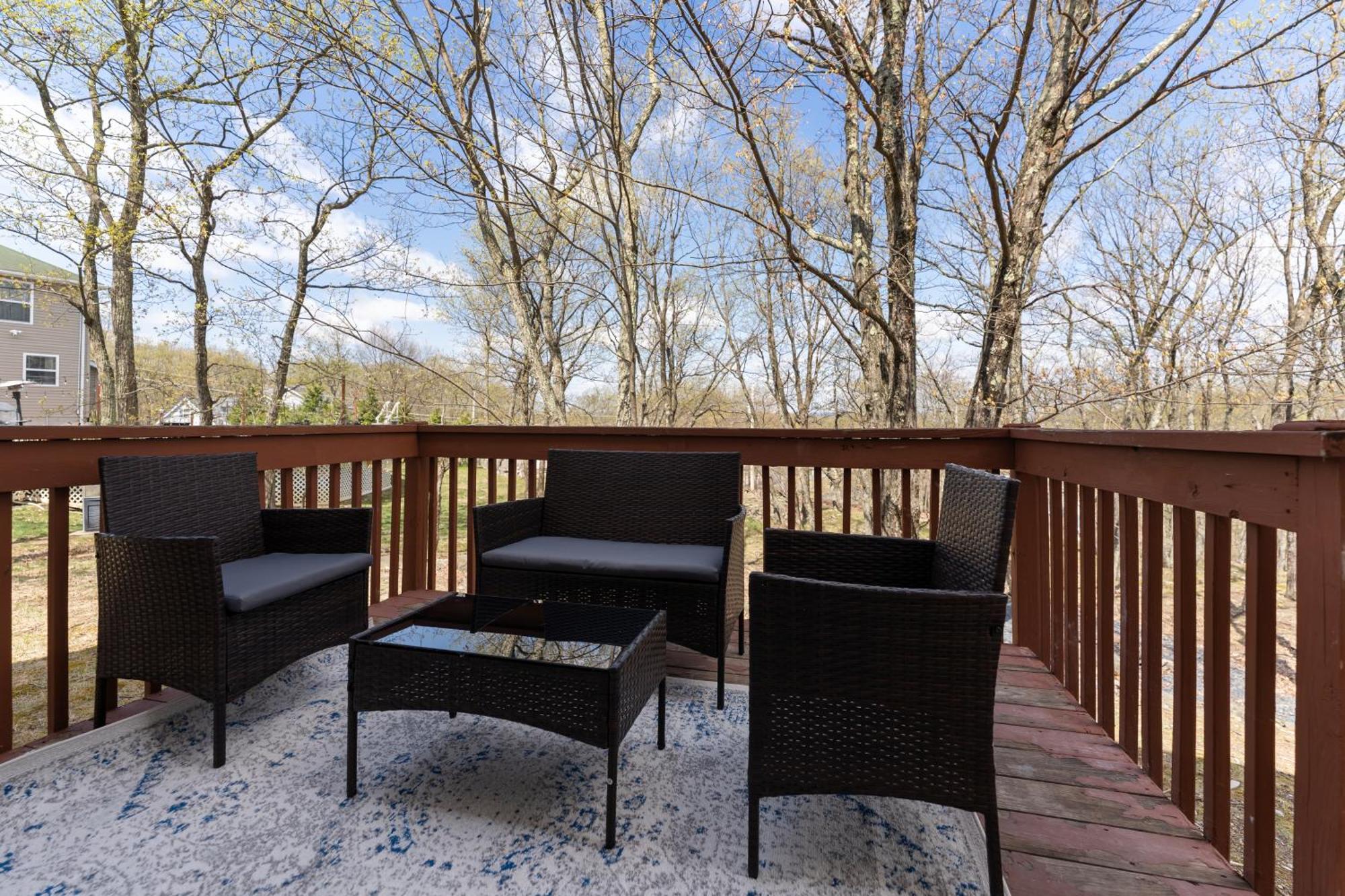 Amazing In Poconos 8 Beds 3.5 Baths, Hot Tub Game East Stroudsburg